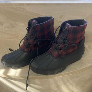 Sperry snow boots size 9